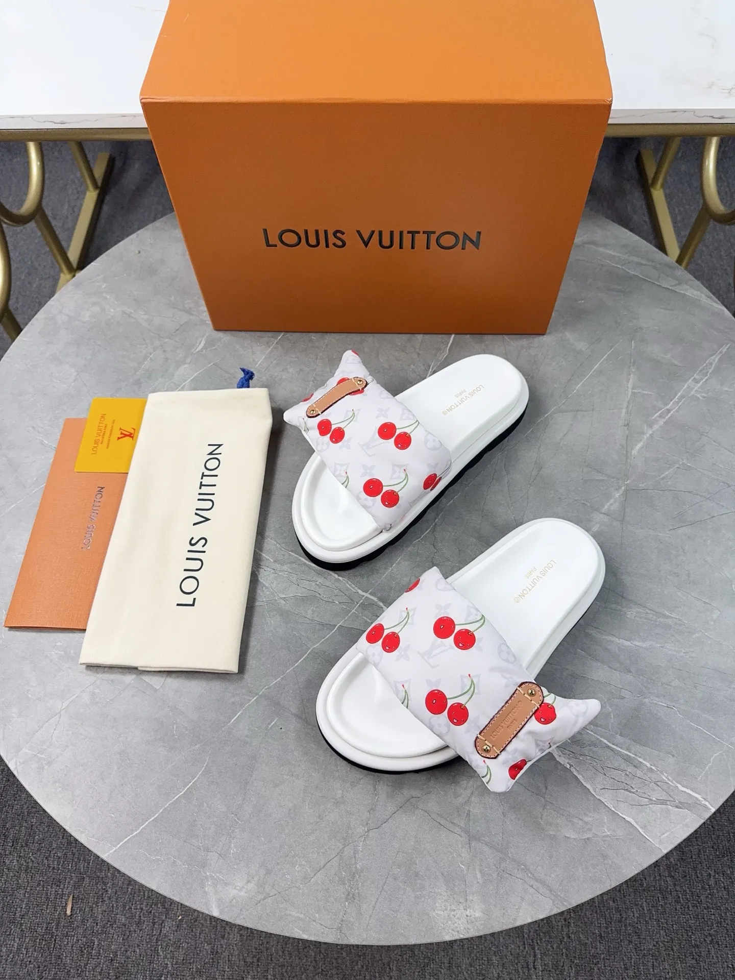 👟👟Ex-factory price 360👟👟 LV Donkey Brand L Family 2025 Hot Style Embossed Logo Embossed Sandals This Pool Pillow Comfort flat sandals are made of technical fabrics and use high-frequency embossing technology to reinterpret the Monogram pattern. Soft padded upper with adjustable Velcro, comfortable and tough insole adds harmonious colors ▪️Fabric: Original customized technical fabric ▪️Lining: soft sheepskin lining ▪️Sole: Original open-molded rubber foam outsole ▪️Size: 35-45